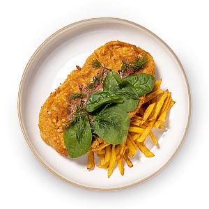 Шницель из цыпленка с сыром, жареным картофелем и соусом релиш