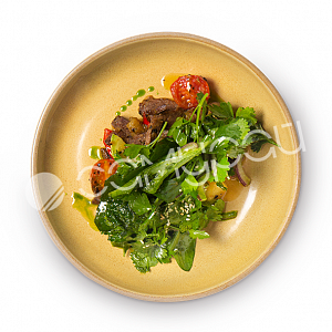 Теплый салат с говядиной, овощами и миксом зелени